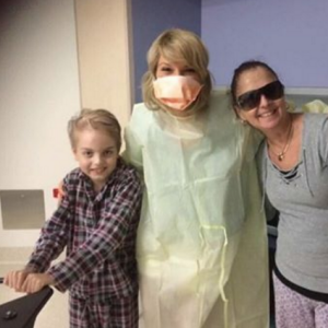 Taylor Swift rend visite aux jeunes malades de l'hôpital pour enfants Lady Cilento de Brisbane en Australie, le 12 juillet 2016