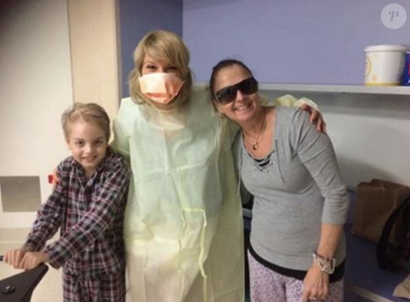 Taylor Swift rend visite aux jeunes malades de l'hôpital pour enfants Lady Cilento de Brisbane en Australie, le 12 juillet 2016