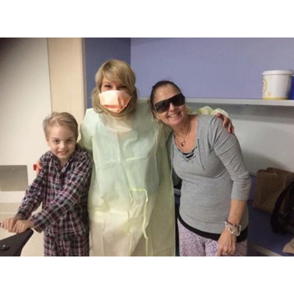 Taylor Swift rend visite aux jeunes malades de l'hôpital pour enfants Lady Cilento de Brisbane en Australie, le 12 juillet 2016