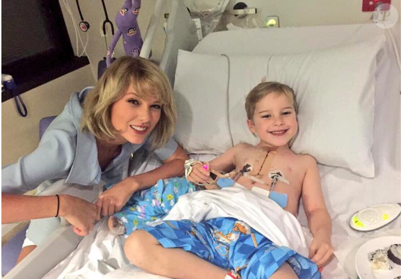 Taylor Swift rend visite aux jeunes malades de l'hôpital pour enfants Lady Cilento de Brisbane en Australie, le 12 juillet 2016