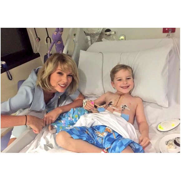 Taylor Swift rend visite aux jeunes malades de l'hôpital pour enfants Lady Cilento de Brisbane en Australie, le 12 juillet 2016
