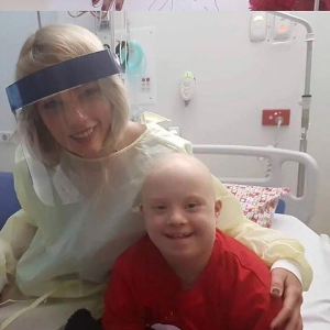 Taylor Swift rend visite aux jeunes malades de l'hôpital pour enfants Lady Cilento de Brisbane en Australie, le 12 juillet 2016