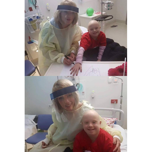 Taylor Swift rend visite aux jeunes malades de l'hôpital pour enfants Lady Cilento de Brisbane en Australie, le 12 juillet 2016