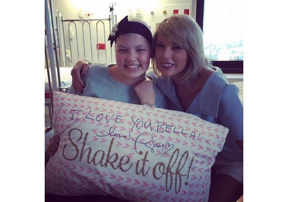 Taylor Swift rend visite aux jeunes malades de l'hôpital pour enfants Lady Cilento de Brisbane en Australie, le 12 juillet 2016