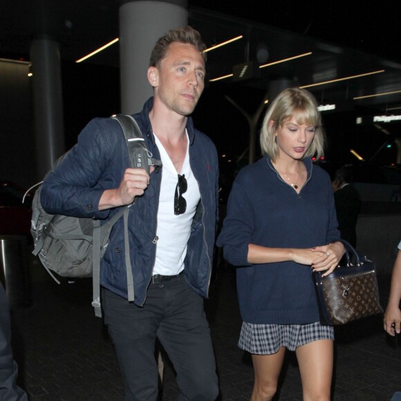 Taylor Swift et son compagnon Tom Hiddleston arrive à l'aéroport de LAX à Los Angeles, le 6 juillet 2016