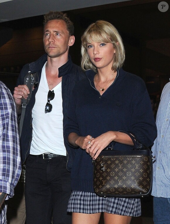 Taylor Swift et son compagnon Tom Hiddleston arrive à l'aéroport de LAX à Los Angeles, le 6 juillet 2016