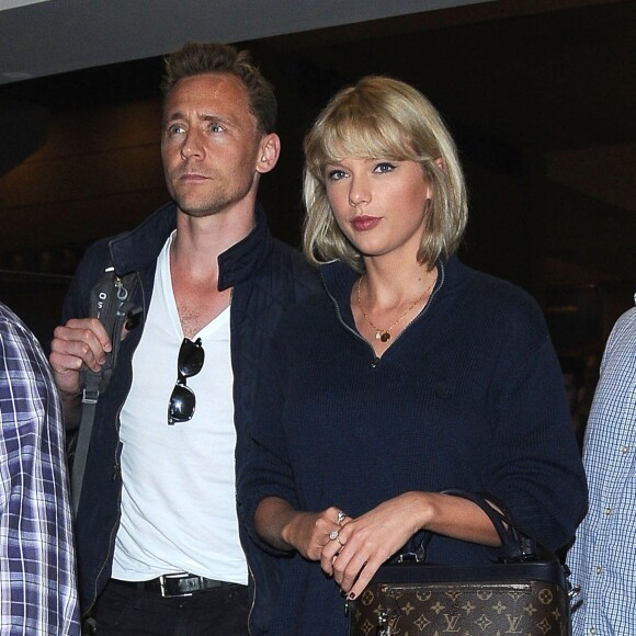 Taylor Swift et son compagnon Tom Hiddleston arrive à l'aéroport de LAX à Los Angeles, le 6 juillet 2016