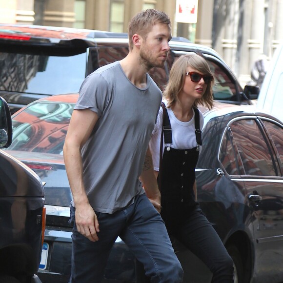 Taylor Swift et son petit-ami Calvin Harris sortent d'un restaurant à New York, le 28 mai 2015.