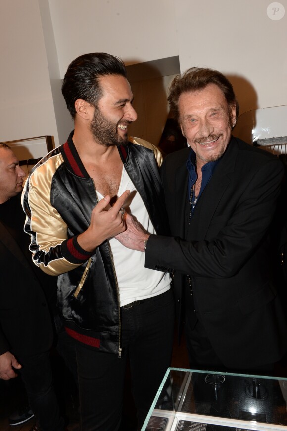 Yodelice (Maxim Nucci) et Johnny Hallyday - Le joaillier Aaron Jah Stone et l'artiste Kongo ont présenté une nouvelle collection qui allie Street Art et Joaillerie chez Montaigne Market à Paris le 4 mars 2016.