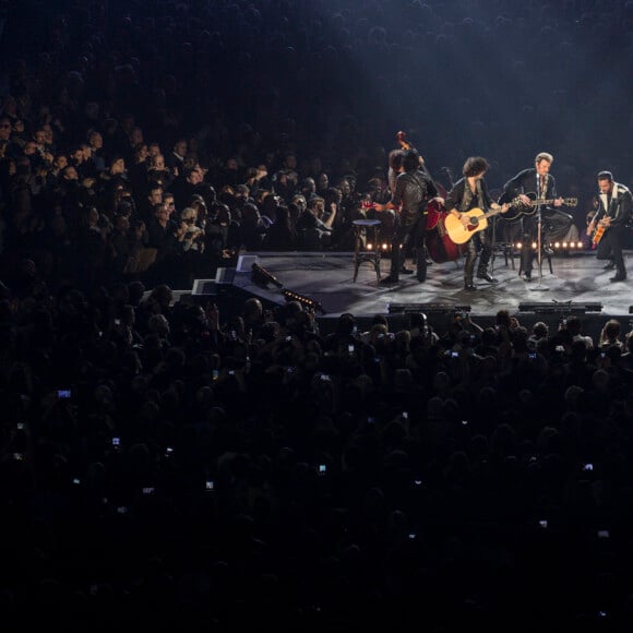 Exclusif - Laurent Vernerey, Robin Le Mesurier, Yarol Poupaud, Maxim Nucci, Philippe Almosnino et Geoff Dugmore - Johnny Hallyday en concert au POPB AccorHotels Arena à Paris. Le 27 novembre 2015 © Dimitri Coste / Bestimage