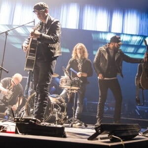 Exclusif - Philippe Almosnino, Geoff Dugmore et Maxim Nucci - Eric Bureau, journaliste au quotidien Le Parisien, a intégré l'équipe de montage et démontage des deux concerts de Johnny Hallyday à Amnéville. Les 17 et 18 novembre 2015 © Cyril Moreau / Bestimage 18/11/2015 - Amnéville