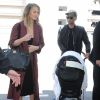 Chrissy Teigen et son mari John Legend avec leur fille Luna arrivent à l'aéroport Lax de Los Angeles le 8 juillet 2016.
