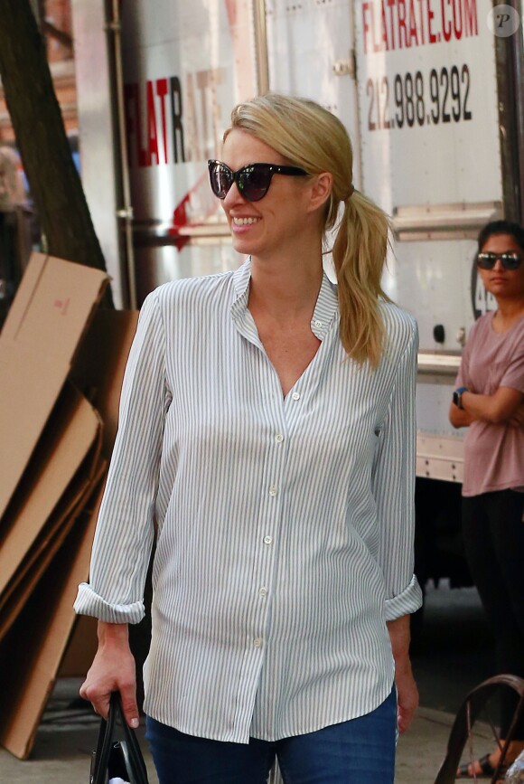 Les jeunes parents Nicky Hilton, son mari James Rothschild et leur fille Lily-Grace se promènent à New York, le 11 juillet 2016, quelques jours après la naissance de leur bébé.11/07/2016 - New York