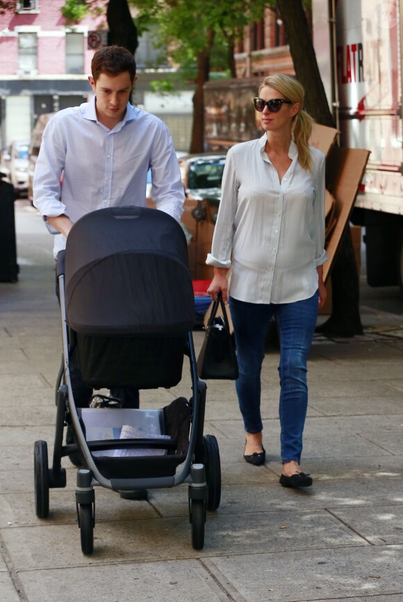 Les jeunes parents Nicky Hilton, son mari James Rothschild et leur fille Lily-Grace se promènent à New York, le 11 juillet 2016, quelques jours après la naissance de leur bébé.11/07/2016 - New York