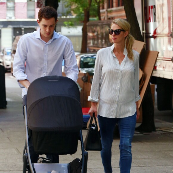 Les jeunes parents Nicky Hilton, son mari James Rothschild et leur fille Lily-Grace se promènent à New York, le 11 juillet 2016, quelques jours après la naissance de leur bébé.11/07/2016 - New York