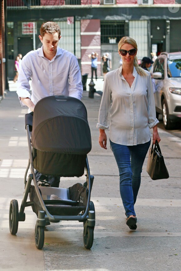 Les jeunes parents Nicky Hilton, son mari James Rothschild et leur fille Lily-Grace se promènent à New York, le 11 juillet 2016, quelques jours après la naissance de leur bébé.11/07/2016 - New York