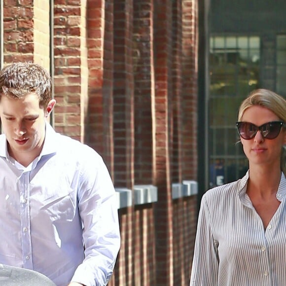 Les jeunes parents Nicky Hilton, son mari James Rothschild et leur fille Lily-Grace se promènent à New York, le 11 juillet 2016, quelques jours après la naissance de leur bébé.11/07/2016 - New York