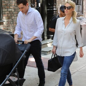 Les jeunes parents Nicky Hilton, son mari James Rothschild et leur fille Lily-Grace se promènent à New York, le 11 juillet 2016, quelques jours après la naissance de leur bébé.  Proud new parents Nicky Hilton and James Rothschild are spotted out for a stroll with their newborn daughter Lily-Grace on July 11, 2016 in New York City, New York. "Thankful for the best anniversary gift ever our beautiful daughter Lily-Grace," Nicky wrote yesterday on Instagram.11/07/2016 - New York