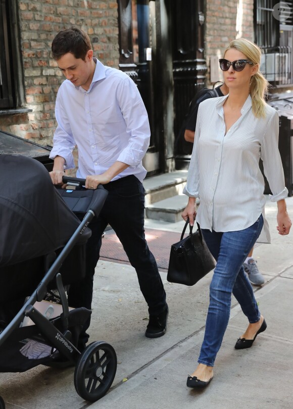 Les jeunes parents Nicky Hilton, son mari James Rothschild et leur fille Lily-Grace se promènent à New York, le 11 juillet 2016, quelques jours après la naissance de leur bébé.  Proud new parents Nicky Hilton and James Rothschild are spotted out for a stroll with their newborn daughter Lily-Grace on July 11, 2016 in New York City, New York. "Thankful for the best anniversary gift ever our beautiful daughter Lily-Grace," Nicky wrote yesterday on Instagram.11/07/2016 - New York