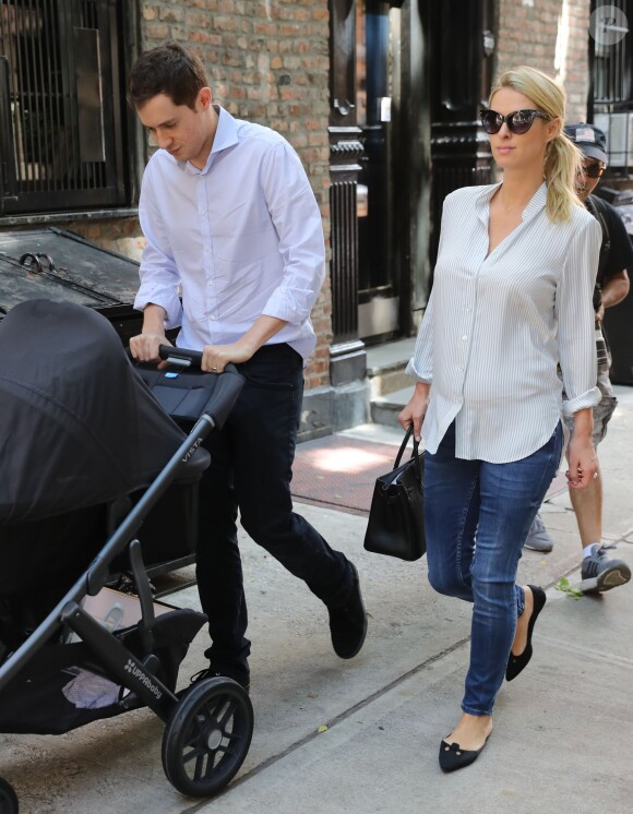 Les jeunes parents Nicky Hilton, son mari James Rothschild et leur fille Lily-Grace se promènent à New York, le 11 juillet 2016, quelques jours après la naissance de leur bébé.  Proud new parents Nicky Hilton and James Rothschild are spotted out for a stroll with their newborn daughter Lily-Grace on July 11, 2016 in New York City, New York. "Thankful for the best anniversary gift ever our beautiful daughter Lily-Grace," Nicky wrote yesterday on Instagram.11/07/2016 - New York