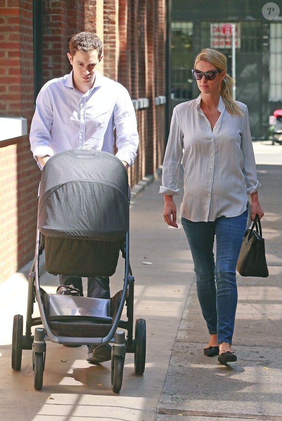 Les jeunes parents Nicky Hilton, son mari James Rothschild et leur fille Lily-Grace se promènent à New York, le 11 juillet 2016, quelques jours après la naissance de leur bébé.11/07/2016 - New York