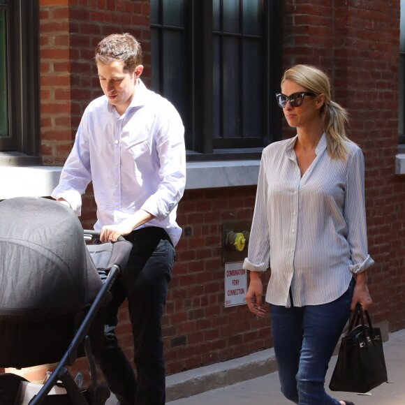 Les jeunes parents Nicky Hilton, son mari James Rothschild et leur fille Lily-Grace se promènent à New York, le 11 juillet 2016, quelques jours après la naissance de leur bébé.  Proud new parents Nicky Hilton and James Rothschild are spotted out for a stroll with their newborn daughter Lily-Grace on July 11, 2016 in New York City, New York. "Thankful for the best anniversary gift ever our beautiful daughter Lily-Grace," Nicky wrote yesterday on Instagram.11/07/2016 - New York