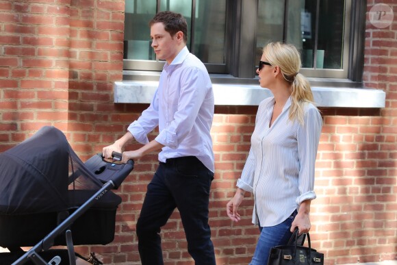 Les jeunes parents Nicky Hilton, son mari James Rothschild et leur fille Lily-Grace se promènent à New York, le 11 juillet 2016, quelques jours après la naissance de leur bébé.  Proud new parents Nicky Hilton and James Rothschild are spotted out for a stroll with their newborn daughter Lily-Grace on July 11, 2016 in New York City, New York. "Thankful for the best anniversary gift ever our beautiful daughter Lily-Grace," Nicky wrote yesterday on Instagram.11/07/2016 - New York