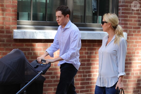 Les jeunes parents Nicky Hilton, son mari James Rothschild et leur fille Lily-Grace se promènent à New York, le 11 juillet 2016, quelques jours après la naissance de leur bébé.  Proud new parents Nicky Hilton and James Rothschild are spotted out for a stroll with their newborn daughter Lily-Grace on July 11, 2016 in New York City, New York. "Thankful for the best anniversary gift ever our beautiful daughter Lily-Grace," Nicky wrote yesterday on Instagram.11/07/2016 - New York