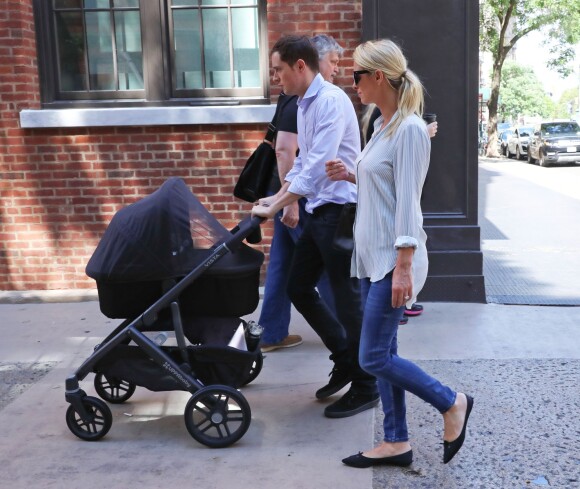 Les jeunes parents Nicky Hilton, son mari James Rothschild et leur fille Lily-Grace se promènent à New York, le 11 juillet 2016, quelques jours après la naissance de leur bébé.  Proud new parents Nicky Hilton and James Rothschild are spotted out for a stroll with their newborn daughter Lily-Grace on July 11, 2016 in New York City, New York. "Thankful for the best anniversary gift ever our beautiful daughter Lily-Grace," Nicky wrote yesterday on Instagram.11/07/2016 - New York