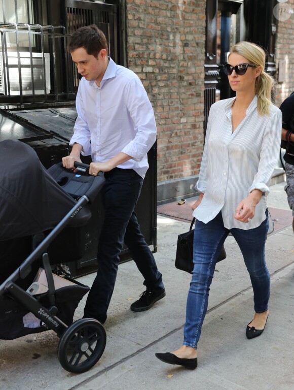 Les jeunes parents Nicky Hilton, son mari James Rothschild et leur fille Lily-Grace se promènent à New York, le 11 juillet 2016, quelques jours après la naissance de leur bébé.
