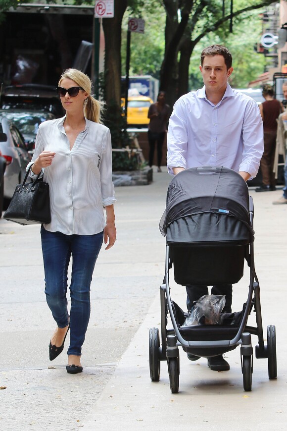 Les jeunes parents Nicky Hilton, son mari James Rothschild et leur fille Lily-Grace se promènent à New York, le 11 juillet 2016, quelques jours après la naissance de leur bébé.
