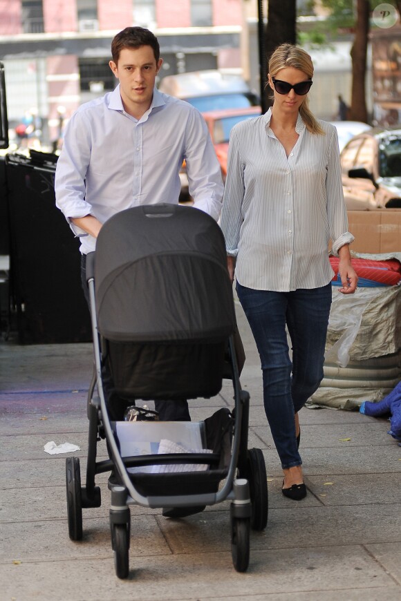 Les jeunes parents Nicky Hilton, son mari James Rothschild et leur fille Lily-Grace se promènent à New York, le 11 juillet 2016, quelques jours après la naissance de leur bébé.