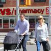 Les jeunes parents Nicky Hilton, son mari James Rothschild et leur fille Lily-Grace se promènent à New York, le 11 juillet 2016, quelques jours après la naissance de leur bébé.