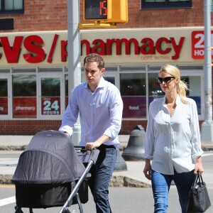 Les jeunes parents Nicky Hilton, son mari James Rothschild et leur fille Lily-Grace se promènent à New York, le 11 juillet 2016, quelques jours après la naissance de leur bébé.