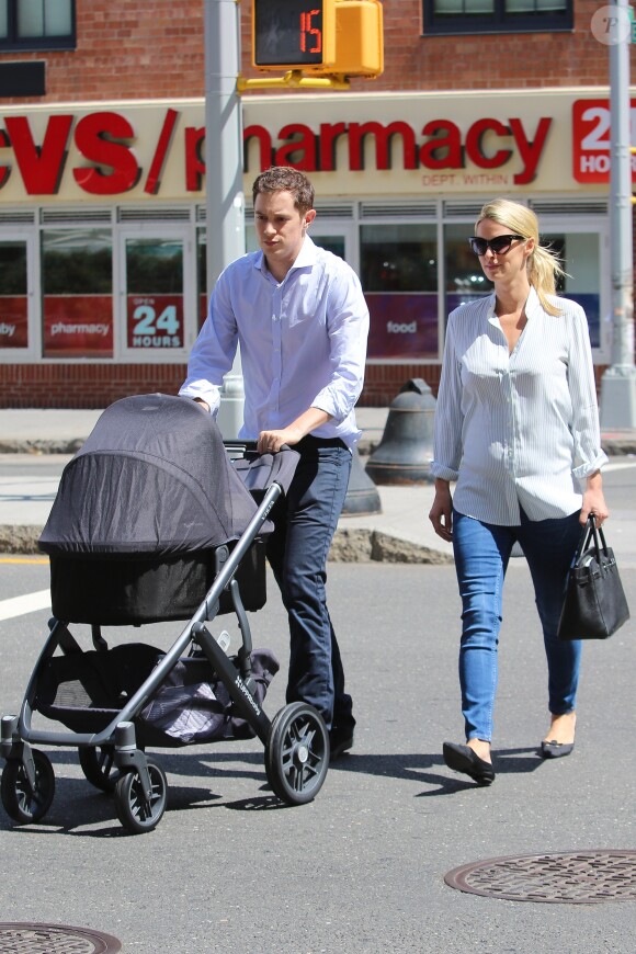 Les jeunes parents Nicky Hilton, son mari James Rothschild et leur fille Lily-Grace se promènent à New York, le 11 juillet 2016, quelques jours après la naissance de leur bébé.