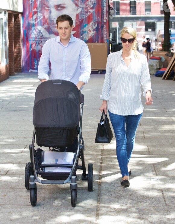 Les jeunes parents Nicky Hilton, son mari James Rothschild et leur fille Lily-Grace se promènent à New York, le 11 juillet 2016, quelques jours après la naissance de leur bébé.