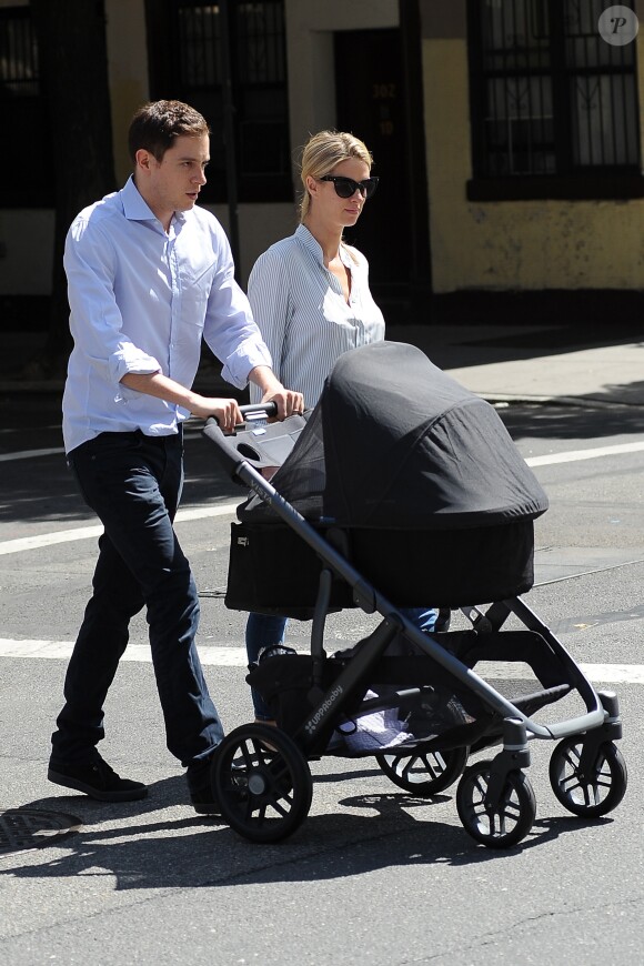 Les jeunes parents Nicky Hilton, son mari James Rothschild et leur fille Lily-Grace se promènent à New York, le 11 juillet 2016, quelques jours après la naissance de leur bébé.