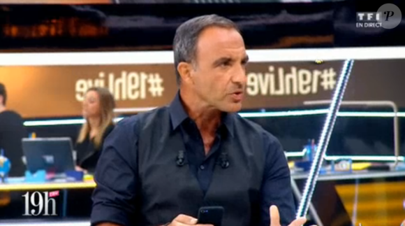 Nikos Aliagas à la présentation de "19H Live" sur TF1. Juillet 2016.
