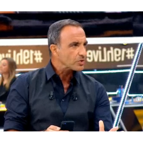 Nikos Aliagas à la présentation de "19H Live" sur TF1. Juillet 2016.