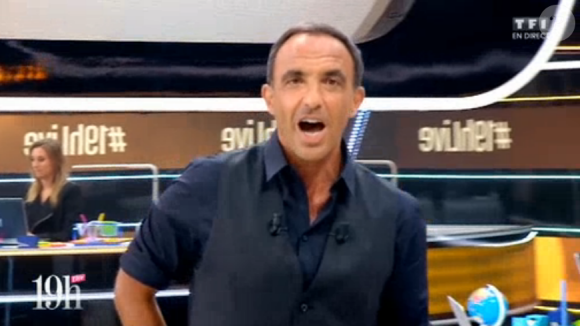 Nikos Aliagas à la présentation de "19H Live" sur TF1. Juillet 2016.