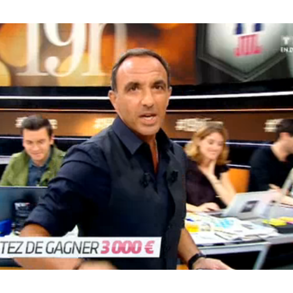 Nikos Aliagas à la présentation de "19H Live" sur TF1. Juillet 2016.