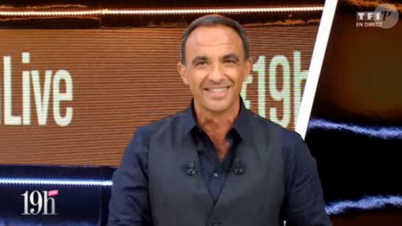 Nikos Aliagas à la présentation de "19H Live" sur TF1. Juillet 2016.