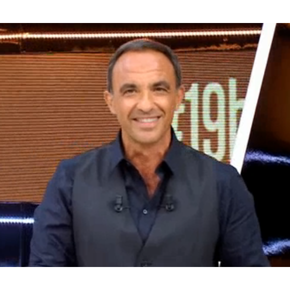 Nikos Aliagas à la présentation de "19H Live" sur TF1. Juillet 2016.
