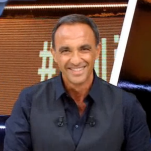 Nikos Aliagas à la présentation de "19H Live" sur TF1. Juillet 2016.