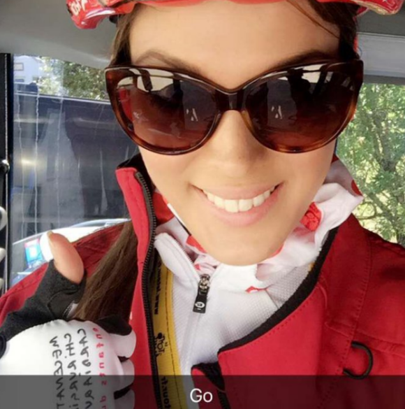 Iris Mittenaere sur le Tour de France avant sa chute et son hospitalisation pour une fracture de la clavicule, le 15 juillet 2016.