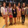 Kyla Ross, Gabby Douglas, McKayla Maroney, Aly Raisman et Jordyn Wieber avec leur médaille d'or des JO de Londres, le 14 août 2012 à New York.