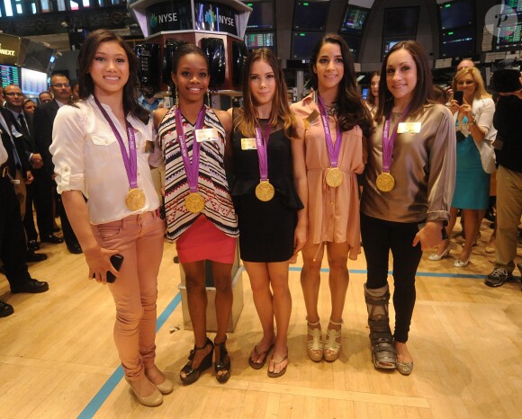 Kyla Ross, Gabby Douglas, McKayla Maroney, Aly Raisman et Jordyn Wieber avec leur médaille d'or des JO de Londres, le 14 août 2012 à New York.