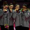 McKayla Maroney, Kyla Ross, Alexandra Raisman, Gabby Douglas et Jordyn Wieber médaillées d'or aux Jeux olympiques de Londres 2012