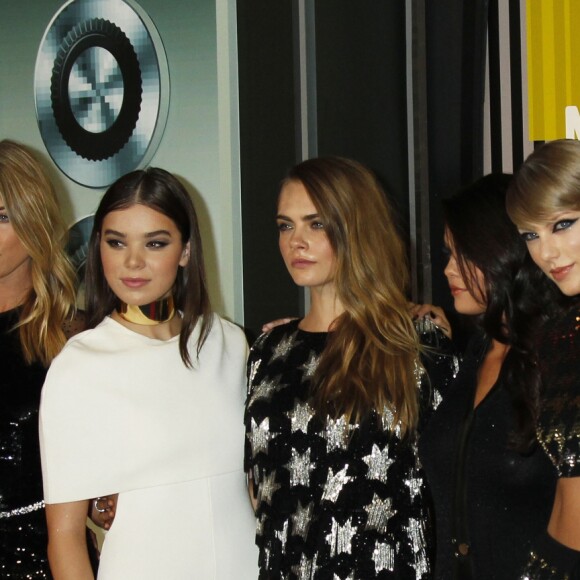 Hailee Steinfeld, Cara Delevingne, Selena Gomez, Taylor Swift, Serayah, Lily Aldridge à la Soirée des MTV Video Music Awards à Los Angeles le 30 aout 2015.