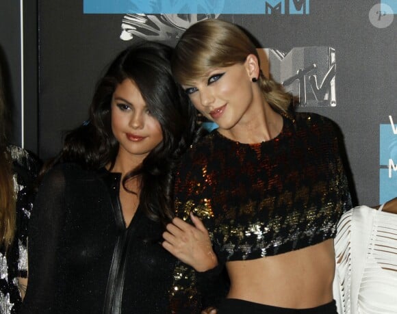 Selena Gomez, Taylor Swift à la Soirée des MTV Video Music Awards à Los Angeles le 30 aout 2015.